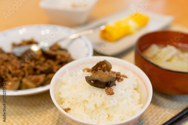 Fototapeta 地味な茶色の食卓