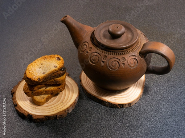 Obraz clay teapot and bread crumbs