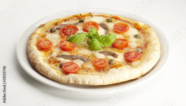 Fototapeta pizza con pomodorini su fondo bianco