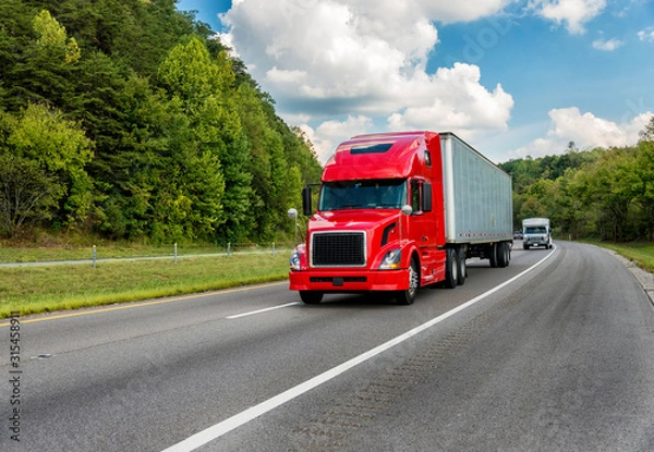 Fototapeta Czerwona ciężarówka na międzystanowej PRZEPROWADZONA