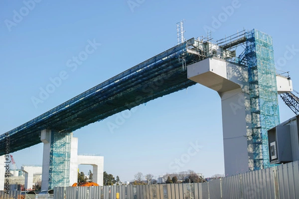 Fototapeta 支柱が建つインターチェンジの建設工事現場の風景