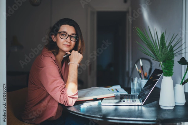 Obraz Dość młoda kobieta, copywriter reklamowy w okularach, pracująca w domu przy użyciu laptopa, grafik pracujący w nowoczesnym studio, Networking Freelancer Businesswoman Designer Entrepreneur