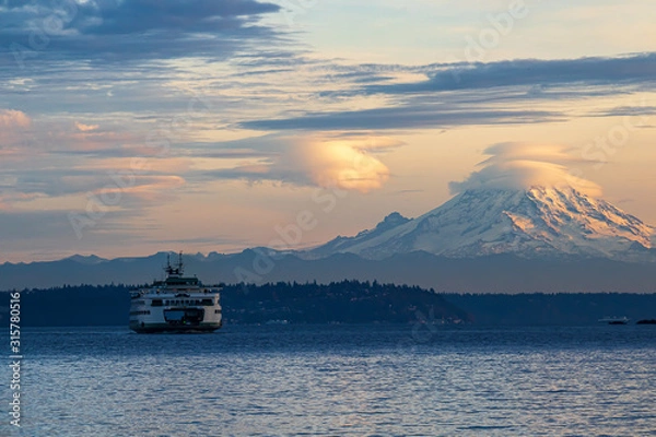 Fototapeta shoreline on bainbridge island with glow from the setting sun