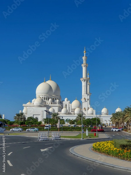 Fototapeta Abu Dhabi, UAE - November 2019: Sheikh Zayed Grand Mosque in Abu Dhabi, the largest mosque in the country. Open for tourists.
