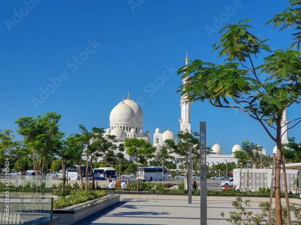 Fototapeta Abu Dhabi, UAE - November 2019: Sheikh Zayed Grand Mosque in Abu Dhabi, the largest mosque in the country. Open for tourists.