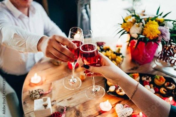 Obraz a couple drinking champagne