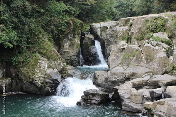 Obraz 鹿児島県の曽於市にある三連轟の滝