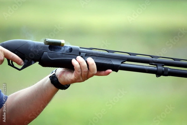 Obraz Shotgun with ejecting cartridge