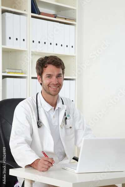 Obraz arzt sitzt am schreibtisch