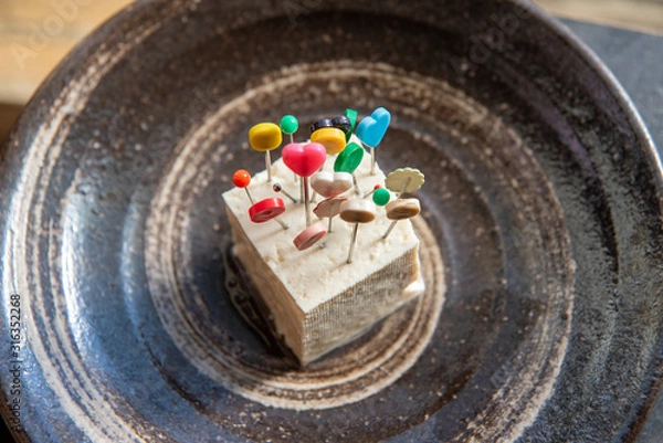 Obraz 針供養 豆腐に針を刺す