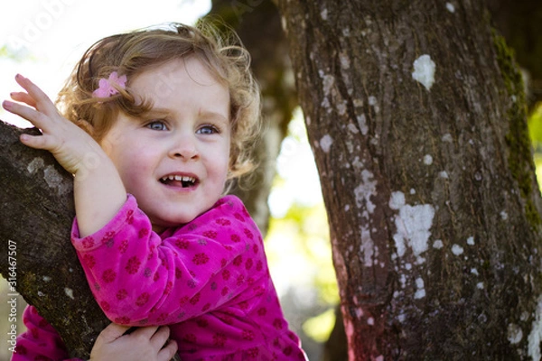 Obraz portrait of a little girl in a tree