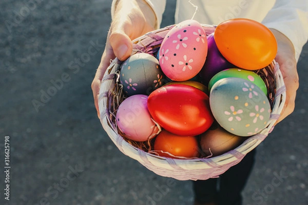 Obraz bunte Ostereier im Korb 