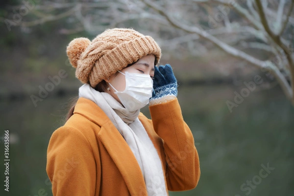 Obraz マスクをした若い女性