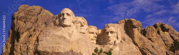 Fototapeta To jest bliska widok Mount Rushmore National Monument przeciw błękitne niebo. Przedstawia cztery twarze George'a Washingtona, Thomasa Jeffersona, Theodore'a Roosevelta i Abrahama Lincolna.