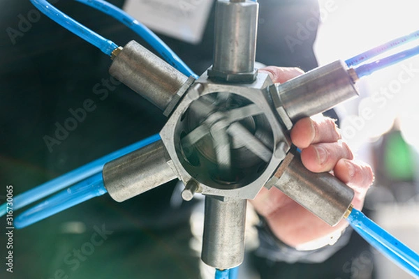 Obraz Ein Sternmotor wird hochgehalten, mit Einblick an die Kolben