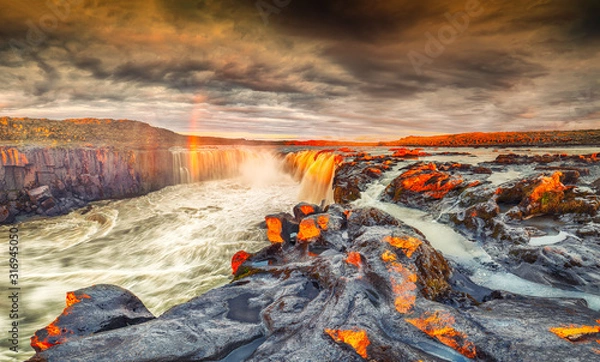 Obraz Dramatyczny widok zachodu słońca, fantastycznego wodospadu i kaskad wodospadu Selfoss.