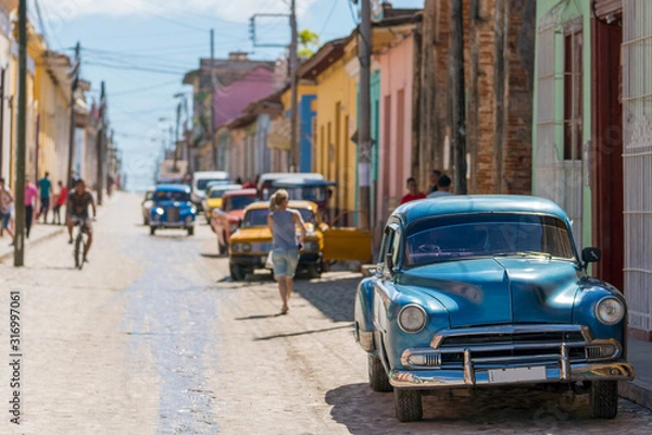 Obraz classic cars on a colorful street in trinidad, cuba