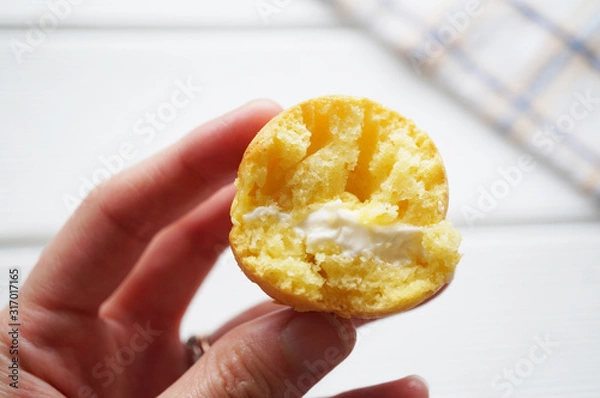 Fototapeta クリームチーズ入りカステラ