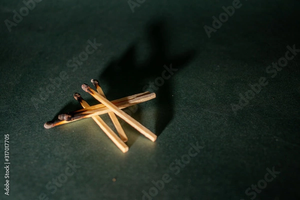 Obraz matches lit from the right