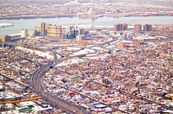 Obraz Vue aÃ©rienne de la ville de Longueuil et en arriÃ¨re-plan MontrÃ©al et le fleuve St-Laurent en hiver