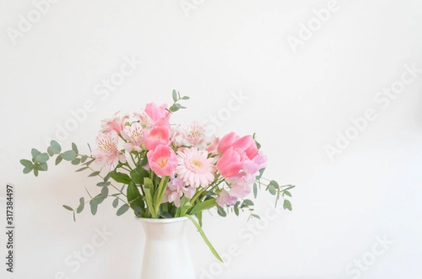 Fototapeta 白い花瓶　ピンク　花　花束　部屋　室内　白背景　コピースペース　ホワイトスペース　余白　フラワー　アレンジメント　ピンク　グリーン　ナチュラル　春　可愛い　おしゃれ　スタイリッシュ　かわいい　優しい　春らしい　明るい　絵本　グラフィック素材