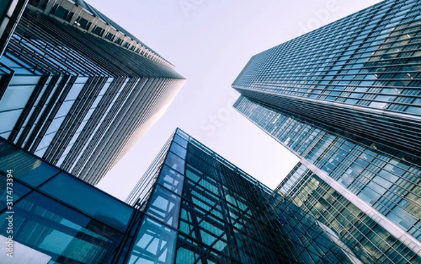 Fototapeta Wieżowce London Docklands. Niski, szeroki kąt widzenia zbiegających się współczesnych wieżowców ze szkła i stali.