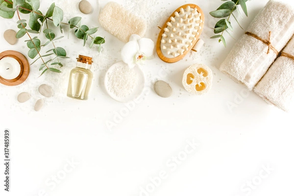 Fototapeta Koncepcja spa z olejem eukaliptusowym i eukaliptusowym ekstraktem z liści naturalnych /ekologicznych produktów kosmetyków spa, ekologiczne akcesoria łazienkowe. Koncepcja pielęgnacji skóry na białym tle. Płaski skład świetny