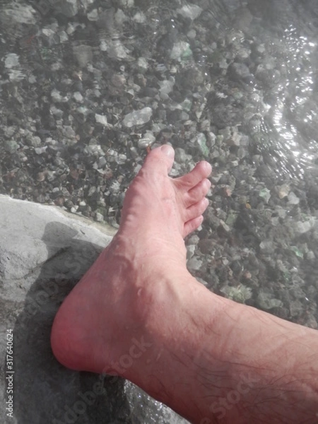 Fototapeta 足湯が熱すぎて短時間でギブアップ