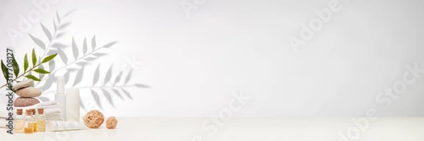Obraz Spa martwa natura z kremami, olejkami eterycznymi, ręcznikami na jasnym tle. Zdrowy tryb życia, pielęgnacja ciała, zabiegi SPA