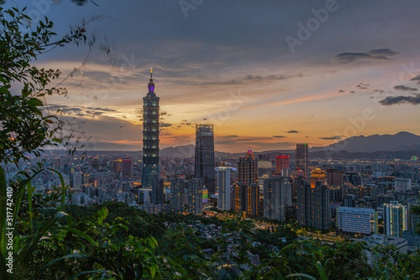 Fototapeta Panoramic picture over Taipei from Elephant mountain in the evening in summer