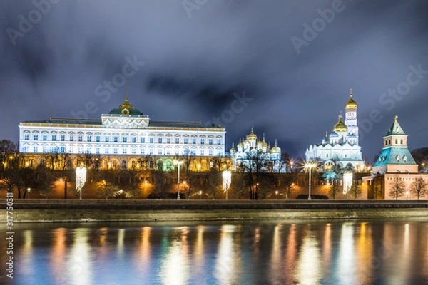 Fototapeta Illuminated Moscow Kremlin with Grand Kremlin Palace the government residence of president of Russia. View from the embankment of Moskva river. Evening urban landscape in the blue hour