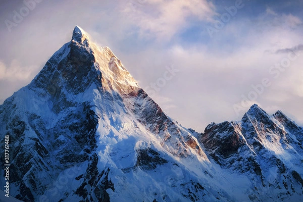 Fototapeta Panoramiczny widok na piękny ośnieżony szczyt Masherbrum w paśmie górskim Karakorum podczas zachodu słońca