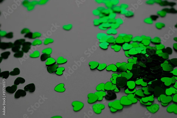 Obraz Grüne Herzen auf dunklem Hintergrund