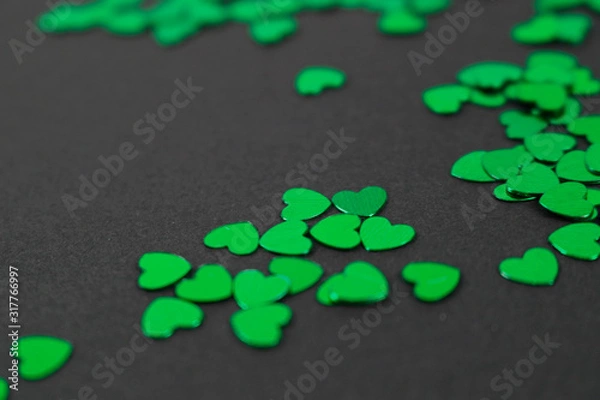 Obraz Grüne Herzen auf dunklem Hintergrund 3