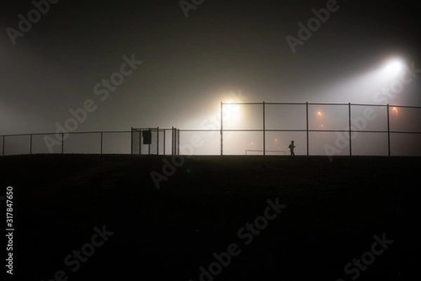 Fototapeta Night scene of runner in fog
