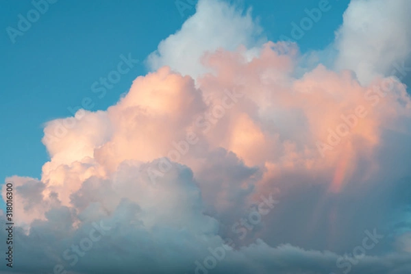 Obraz 夕日で焼けた夕焼け雲と青空と彩雲