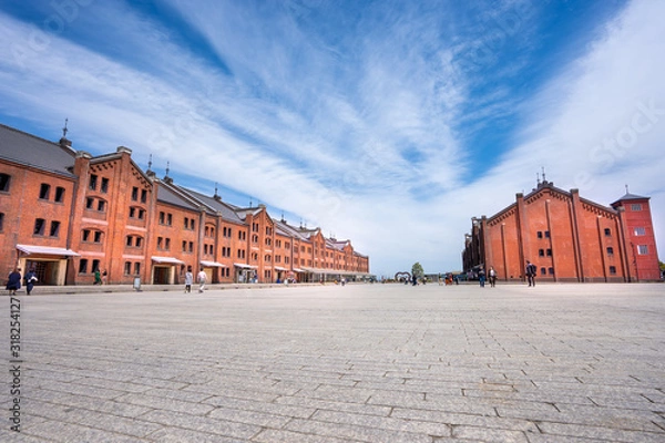 Obraz レンガの建物と青空の写真
