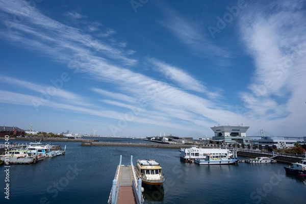 Obraz 空と海とビル群の写真