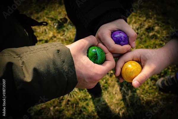 Obraz verschiedene Ostereier in den Händen 