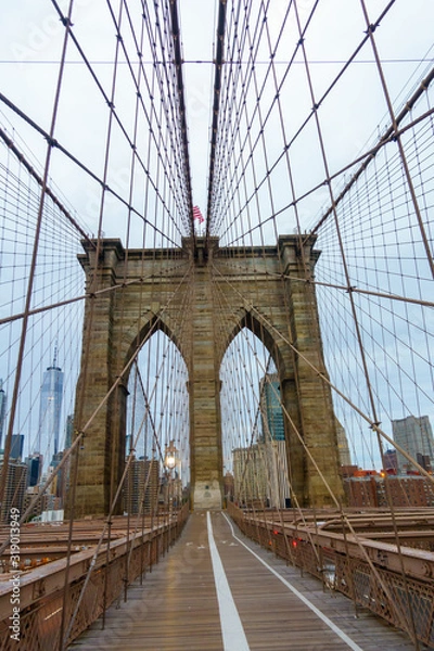 Fototapeta People walking in Brooklyn bridge at day time