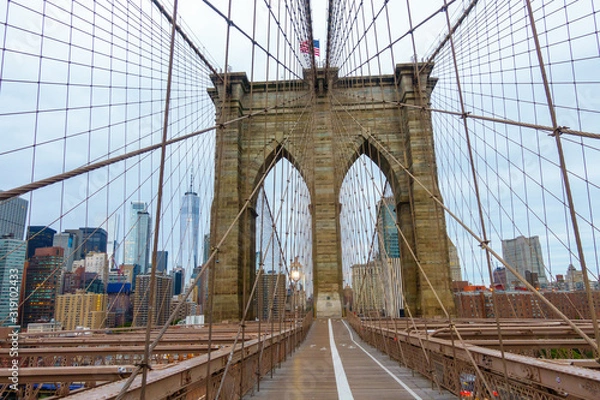 Obraz People walking in Brooklyn bridge at day time