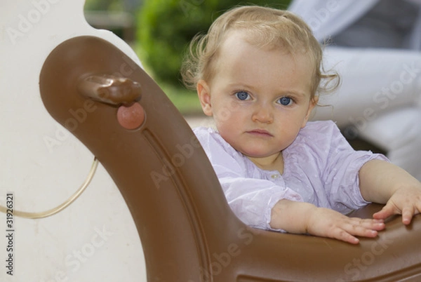 Obraz mała blondynka gra