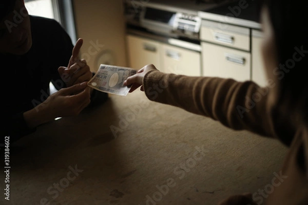 Fototapeta 小遣いをせがむ夫