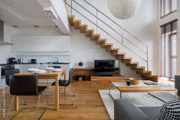 Obraz Dwupoziomowy apartament z drewnianymi elementami