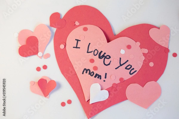 Obraz pink, red and white construction paper valentine craft hearts with "I love you" message written by a child