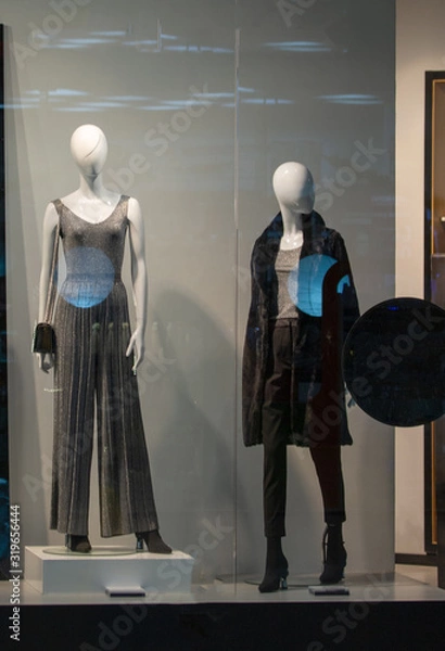 Obraz mannequins in a shop window