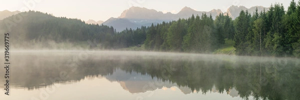 Obraz Wschód słońca nad jeziorem i góry we mgle - panorama Geroldsee