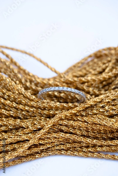 Fototapeta anello e fili d'oro