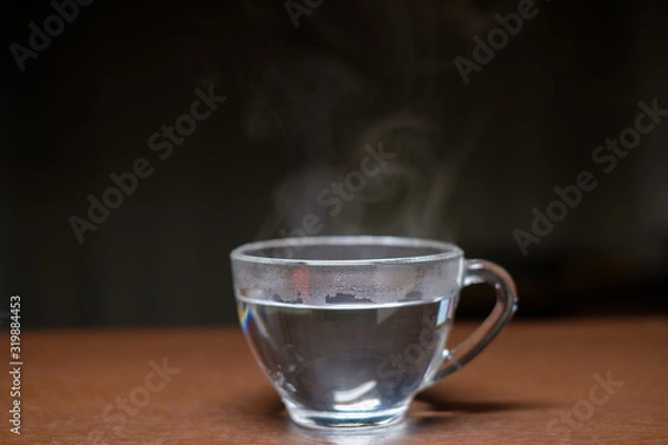 Obraz 美容や健康、ダイエットの為に代謝を上げる効能がある耐熱カップに入った白湯