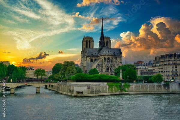 Obraz Notre Dame de Paris pod niesamowitym niebem, przed pożarem, Paryż, Francja